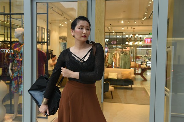 How Are UK Women's Fashion Trends Evolving for the Winter Season?